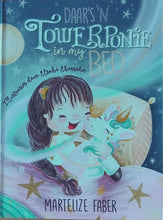 Load image into Gallery viewer, Daar's 'n towerponie in my bed geskenkstel