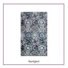 Load image into Gallery viewer, Decorative table runner with a blue geometric pattern and 'hartgoet' branding.