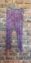 Load image into Gallery viewer, Printed mesh leggings - purple/grape
