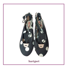 Load image into Gallery viewer, Black flats with white polka dots on a white background, featuring the brand 'hartgoet'.
