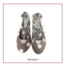 Load image into Gallery viewer, Pair of brown shoes with white polka dots and lace-up design on a white background, featuring the brand 'hartgoet'.
