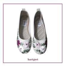 Load image into Gallery viewer, Pair of floral-patterned flats with 'hartgoet' branding on a white background
