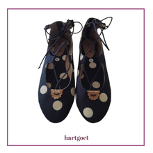 Load image into Gallery viewer, Pair of navy blue flats with white polka dots on a white background, featuring the brand 'hartgoet'.
