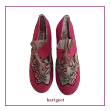 Load image into Gallery viewer, Pair of pale red shoes with floral embroidery on a white background, branded 'hartgoet'.
