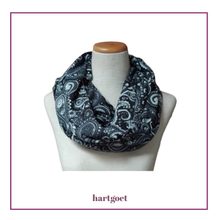 Load image into Gallery viewer, Black and light grey patterned infinity scarf on a mannequin with 'hartgoet' branding.

