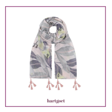 Load image into Gallery viewer, Scarf with leaf pattern and tassels on a white background, featuring the brand 'hartgoet'.
