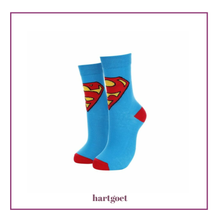 Load image into Gallery viewer, Superman logo socks on a blue background with 'hartgoet' branding.

